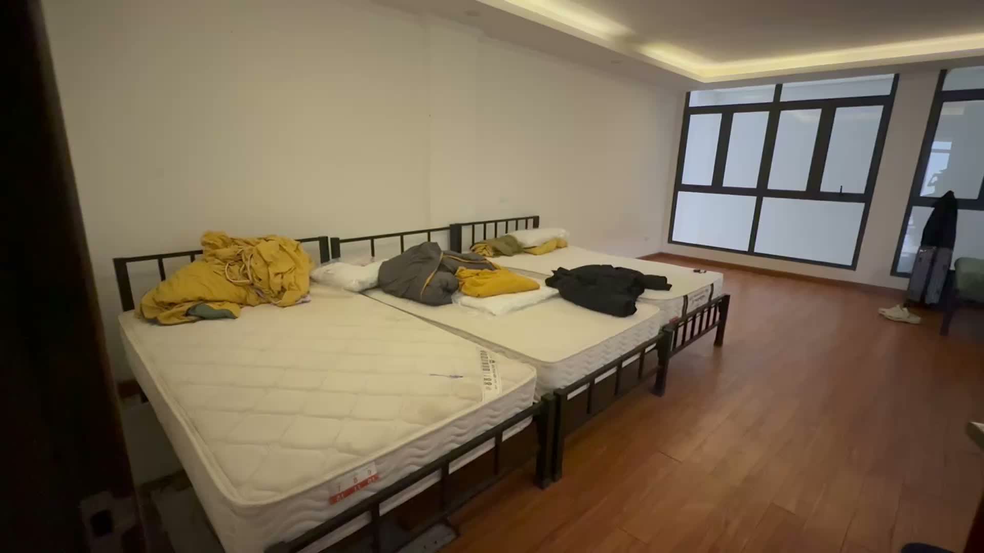 CHÍNH CHỦ BÁN NHÀ RIÊNG 168 PHỐ HỒNG TIẾN, PHƯỜNG BỒ ĐỀ, HÀ NỘI. Diện tích 123,1m2, mặt tiền rộng 6,3m, thửa đẹp, vị trí siêu đẹp sát lối lên cầu Trần Hưng Đạo, Pháp lý sạch, Sổ cất két sẵn sàng giao dịch. Giá tốt nhất khu vực.  - ảnh 2