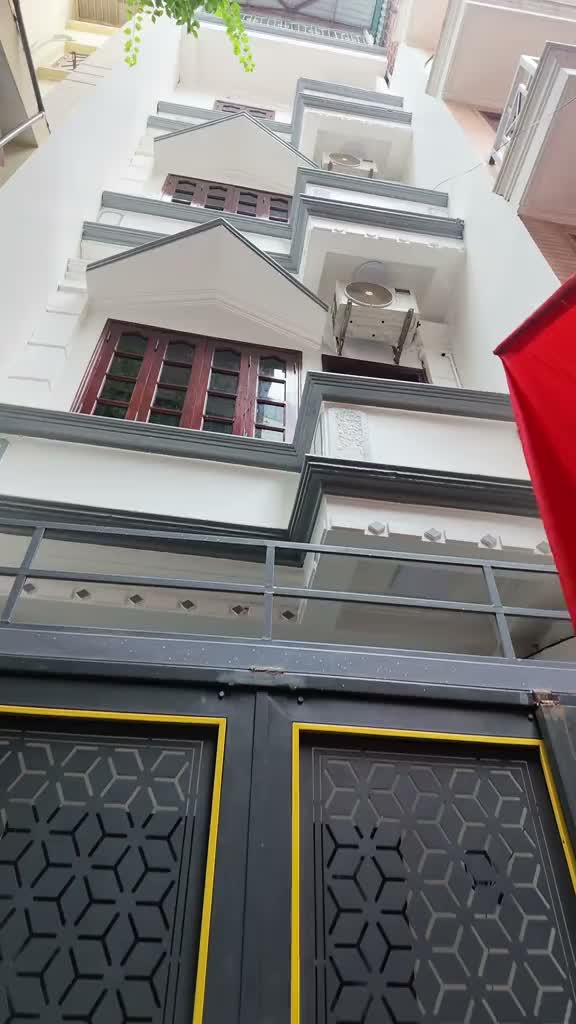 Nhà riêng · Phố Nguyễn Đình Hoàn, Cầu Giấy – 48m² – 5 tầng (2 mặt thoáng)